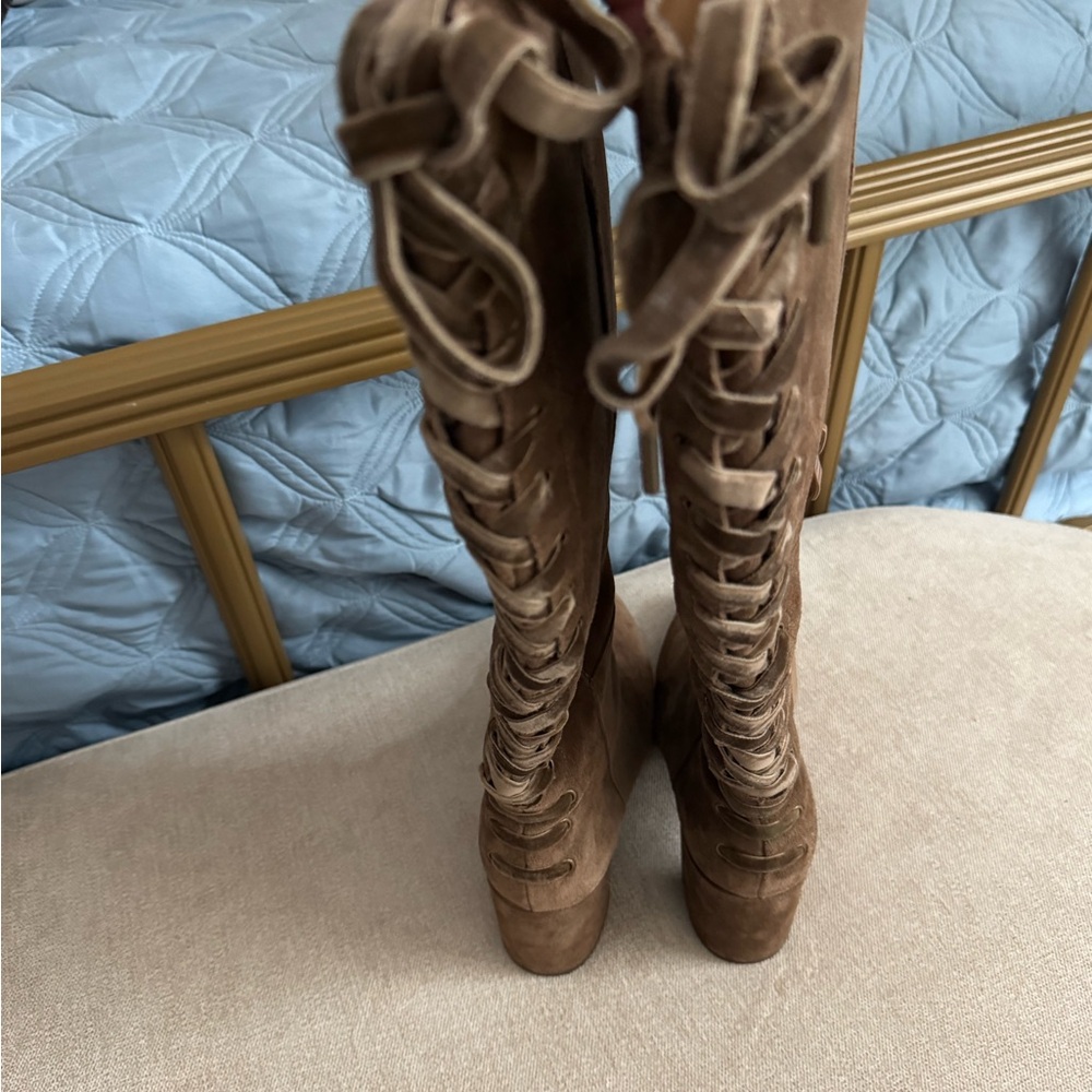 Very volatile boots - Picture 4 of 5